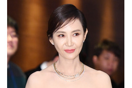 これが“アラ還”の美脚か…!? 網タイツで妖艶さに磨きがかかった韓国熟女優の色気に注目【PHOTO】 画像