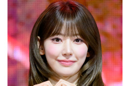 LE SSERAFIM・宮脇咲良、ウエストの細さが異次元!腹筋ラインまで完璧な「国宝級スタイル」【PHOTO】 画像