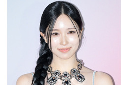 TWICE・ミナ、“深スリット”から太ももあらわ…大胆デニムドレスで魅了!「完璧なスタイリング」【PHOTO】 画像