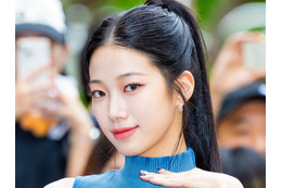 「イ、イケメンすぎる…」LE SSERAFIM・カズハ、“メンズライク”な新ビジュアルに沼落ちファン続出!【PHOTO】 画像