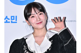 KARA・ジヨン、“スラリ美脚”のミニ丈コスプレSHOTに視線集中!愛らしいビジュアルでファン魅了【PHOTO】 画像