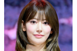 LE SSERAFIM・宮脇咲良、へそチラの“穴あき”トップス姿に反響続々「一目惚れしました…」【PHOTO】 画像