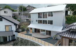 眺望に”全振り”した絶景ハウス！巨大擁壁の上にそびえ立つ佐世保港の家『住人十色』
