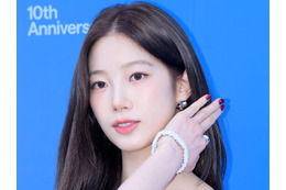 そんなところ開いてていいの？LE SSERAFIM・カズハ、大胆カットアウト衣装に視線釘付け！「やばい」【PHOTO】 画像