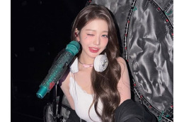 IVE・ウォニョン、「軍服」「韓服」の次はタンクトップDJに変身【PHOTO】 画像