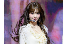 急成長が止まらない…LE SSERAFIM・ウンチェ、網タイツ姿で大人な魅力「ヤバい」【PHOTO】 画像