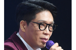 所属アイドルの性売買騒動に関与の疑いも…事務所代表退いた韓国歌手、今度は自宅に“ヒトラー肖像画”掲げ物議【画像】 画像