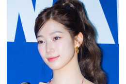 LE SSERAFIM・カズハ、ざっくり肩見せニット姿で魅了…アンニュイな表情にファンため息【PHOTO】 画像