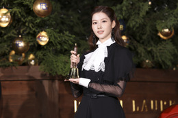 TWICE・SANA、エレガントなドレス姿で魅了！東京ミッドタウンで『ラルフ ローレン』ツリー点灯式に登場