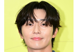 俳優パク・ソジュン、共演女優を意味深に見つめる…新ドラマのメインポスター公開「愛なんだ」 画像