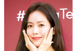 『イ・サン』女優ハン・ジミン、真っ白ドレスに透明感溢れる肌…43歳とは思えない完璧な美貌【PHOTO】 画像