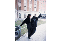 のん、ロングスカートで豪快キック！ワイルドなオフショに反響