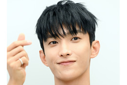 「スウィートすぎる…」SEVENTEEN・ドギョム、メガネ越しの“ウインクSHOT”に胸キュン！【PHOTO】 画像