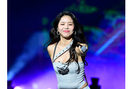 腰の線がくっきり…ソラ、モノキニ姿で妖艶な肌見せ！爽やかなプールサイドSHOTで視線強奪【PHOTO】 画像