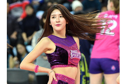 これは惚れる…韓国プロ野球チア、長身美スタイルに目が行く“肩丸見せ”純白ドレス「旦那さんになりたい」【PHOTO】 画像