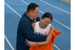 フィニッシュ直後に“不適切な身体接触”？女性ランナーに対する男性監督の行為が韓国で問題視 画像