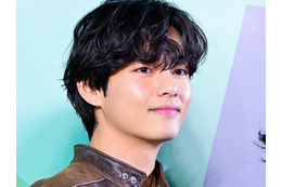 BTS・V、汗に濡れた“美麗ビジュアル”で視線強奪　いたずらっぽい笑顔＆ピースに胸キュンも【PHOTO】 画像