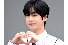 MONSTA X・ヒョンウォン、甘すぎるビジュで話題…ピンクカーデのオフショットにファン悶絶【PHOTO】 画像