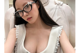 元Jリーガーと交際したヒョミン、ぴったりミニワンピにシースルータイツで見せた成熟した色香【PHOTO】 画像