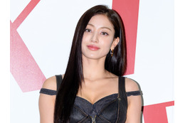 TWICE・ジヒョ、胸元がぱっくり開いた衣装で見せた“ド迫力体型”！自信みなぎるスタイルに注目【PHOTO】 画像