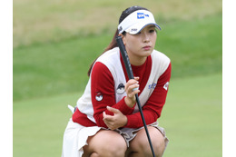 深めのスリットから生脚チラッ…韓国22歳女子ゴルファー、大胆な肩見せドレスに大絶賛「美の女神」【PHOTO】 画像