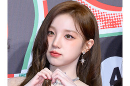 アイドルらしからぬ“大胆露出”… i-dle・ウギ、みぞおちまで開いたドレス姿にファン騒然「気絶する」【PHOTO】 画像