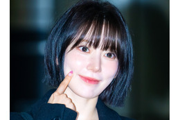 LE SSERAFIM・宮脇咲良、手作りマフラーでキュートな“赤ずきん”に変身！「天才的に可愛い…」【PHOTO】 画像