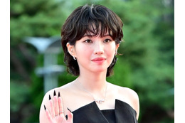 i-dle・ソヨン、むき出しの背中から露わになったタトゥーに注目！妖艶さたっぷりの表情で魅了【PHOTO】 画像