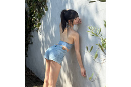高鶴桃羽、ミニ丈デニム姿で美背中＆美脚披露！