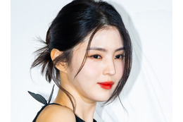 女優ハン・ソヒ、自らデザインした“コラボスニーカー”公開！卓越したセンスに「かわいい」「何でもできる」と反響 画像