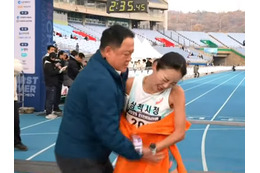 フィニッシュ後に無理やり抱き寄せ…女性ランナーへの“身体接触”が問題視された韓国男性監督、重い懲戒処分に 画像