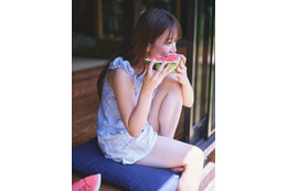 矢吹奈子、季節感感じる美少女ショット！カレンダーオフショ公開にファン歓喜