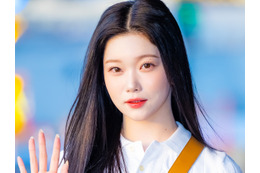 「直視できない」Billlie・ツキ、“網タイツ”姿を下から…色気漂う大胆ショットにファン悶絶【PHOTO】 画像