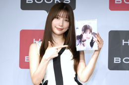 雪平莉左、2026年のカレンダーは「“普段の私の感じ”が出ています！」