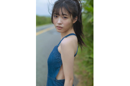 僕青・金澤亜美、背中があいたオーバーオール姿を披露！1st写真集が2026年2月に発売決定