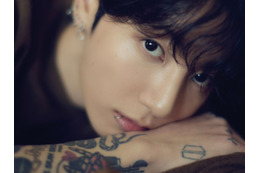 熱愛説も話題のBTS・JUNG KOOK、ファッション誌の表紙に　疑惑のカップルタトゥーは写らず【PHOTO】 画像