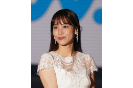 鷲見玲奈アナ、背中開きのドレス姿披露！後輩・高木由梨奈アナの結婚式へ