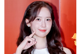 少女時代・ユナ、“網タイツ”映えるスラリ美脚に釘付け！キュートなミニワンピ姿でオーラ全開【PHOTO】 画像