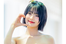 「痩せすぎ」の声も…肋骨が浮かぶ“アンダーウェア”風トップス姿のミンニ、挑発的スタイルに釘付け【PHOTO】 画像