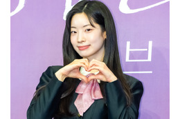 TWICE・ダヒョン、“超ミニ丈”ワンピで美脚全開！ドラマ『ラブ ミー』制作発表会に出席【PHOTO】 画像