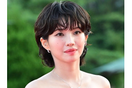 「ずり落ちない…？」i-dle・ソヨン、危険な“紐なし”ドレスに視線釘付け…背中のタトゥーもあらわに【PHOTO】 画像