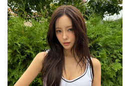 華奢なのにボリューム感もある…元Jリーガーと交際したヒョミン、ミニワンピ姿でしゃがみSHOT【PHOTO】 画像