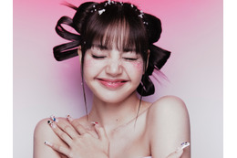 BLACKPINK・リサ、“クリスマスプレゼント級”の尊さにファン悶絶…キュートなホリデーショット公開【PHOTO】 画像