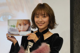 浅川梨奈、やりたいことが詰まった新作カレンダーをリリース！次回作は‟全ページ・コスプレ”？