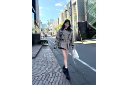 「冬も出していくよーーー」久間田琳加、美脚全開のミニ丈ファッションで表参道を闊歩