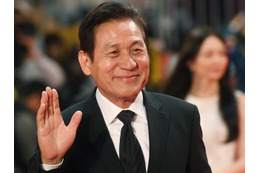 大物スターたちが別れを惜しみ、政府は勲章を…韓国の国民俳優アン・ソンギを哀悼 画像