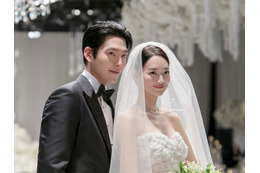 離婚した『太陽の末裔』夫婦と同じ…新婚旅行に出発したシン・ミナ♡キム・ウビン、行き先はスペイン 画像