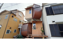 キモカワだけどクセになる！建築家の夫が叶えた“狭小なのに遊び心満載”の家『住人十色』