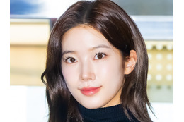 LE SSERAFIM・カズハ、スキニーパンツで際立つ“美脚”に視線集中！ブラックコーデで出国【空港写真】 画像