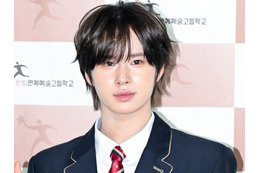 TWS・ギョンミン、高校の卒業式に出席　駆け付けたメンバーと“最後の制服姿”で記念撮影【PHOTO】 画像